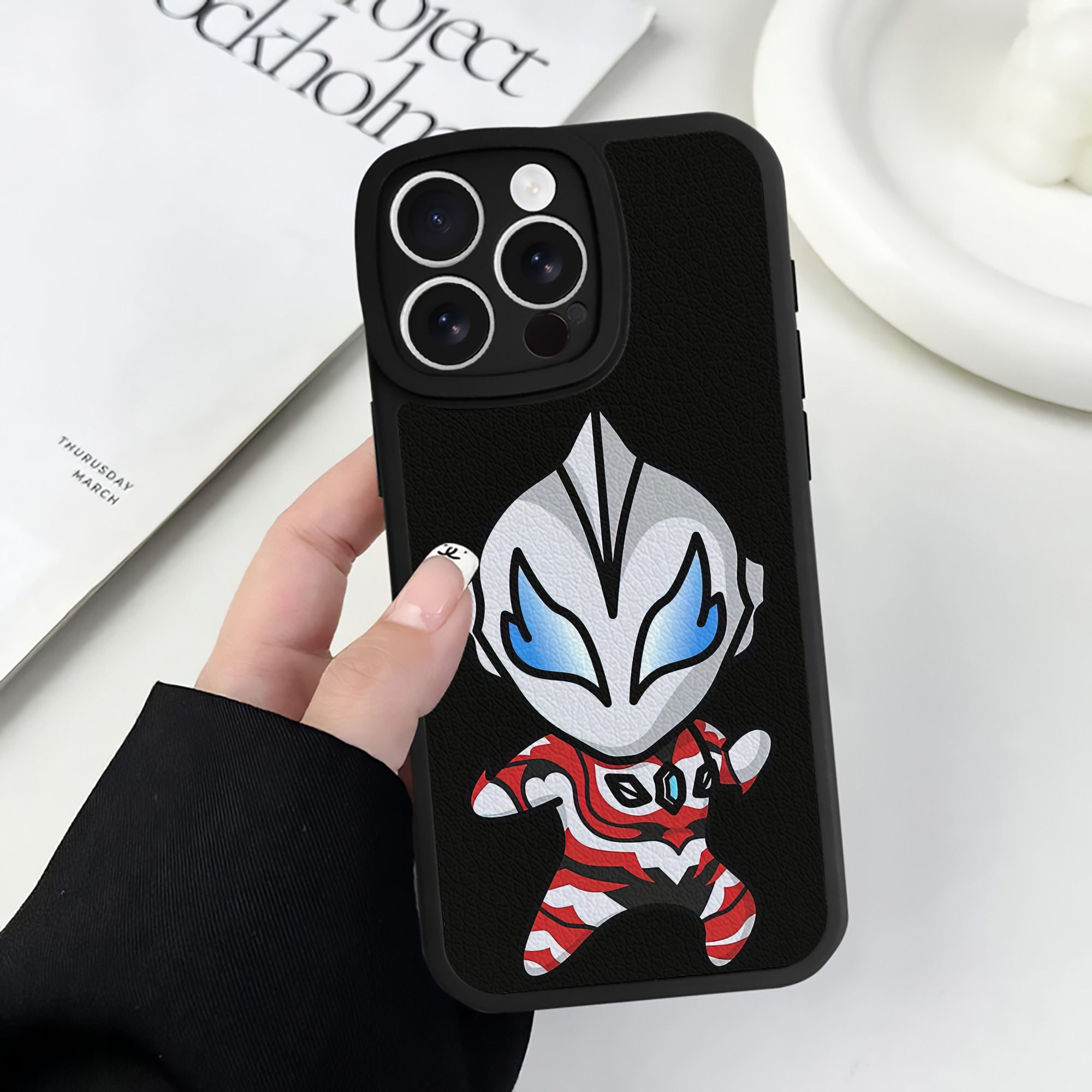 （画像用） ウルトラマン Ultraman 【iPhone 16シリーズ対応】シリコンスマホケース（レザー調） 材質：シリコン